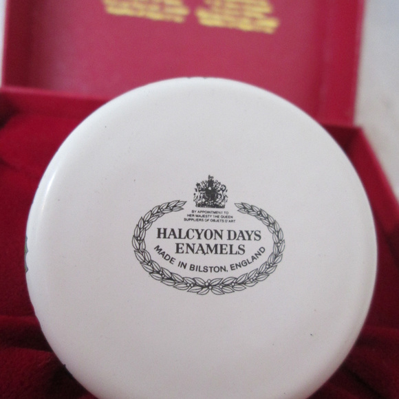 Enamel Trinket Box VICTORIAN CHRISTMAS  & Family - Picture 8 of 8